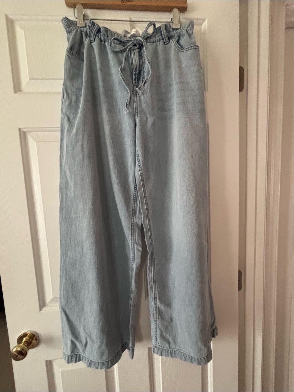 Altar'd State wide leg jeans in a light wash denim with a relaxed, casual size L - Picture 9 of 13